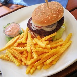 Römerburger mit Pommes