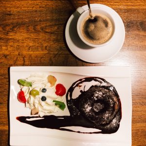 Römerkeller Altenmarkt Schokokuchen mit Cafe