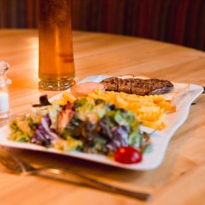 Römerkeller Altenmarkt Steaktoast mit Bier